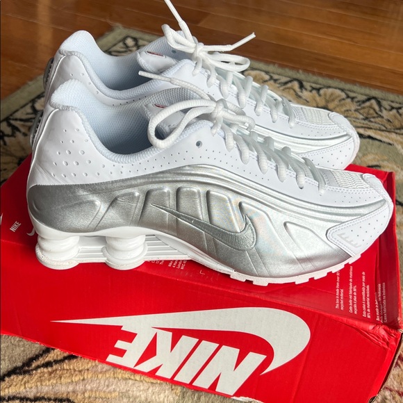 New Nike Shox R4 Sneakers - Picture 4 of 12